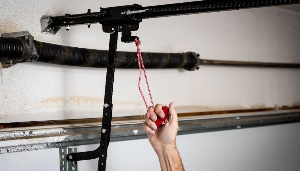 How to Secure a Manual Pull-Up Garage Door